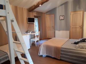 Postel nebo postele na pokoji v ubytování Domaine de Cozance chambres d'hôtes et gîte - piscine mini-ferme + 37 fotografií