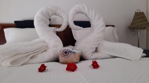 ein Bett mit einem weißen Handtuch-Monster drauf. in der Unterkunft Cap Saint Martin Marina in Cap d'Agde