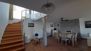 ein Wohnzimmer mit einem Esszimmer und einem Esstisch in der Unterkunft Cap Saint Martin Marina in Cap d'Agde