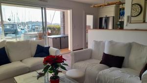 ein Wohnzimmer mit 2 weißen Sofas und einem Tisch in der Unterkunft Cap Saint Martin Marina in Cap d'Agde