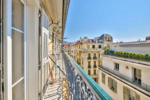 a balcony with a view of a city at Magnifique appartement à proximité de la plage in Nice