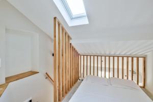 a bedroom with a bed and a skylight at Magnifique appartement à proximité de la plage in Nice