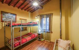 ボルゴ・ア・モッツァーノにある2 Bedroom Pet Friendly Home In Borgo A Mozzanoの二段ベッド2台と窓が備わる客室です。