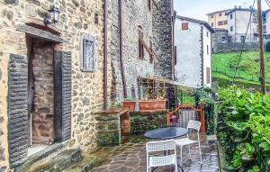 eine Terrasse mit einem Tisch und Stühlen in einem Gebäude in der Unterkunft 2 Bedroom Pet Friendly Home In Borgo A Mozzano in Borgo a Mozzano