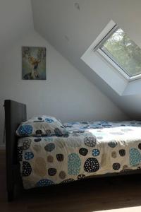 a bedroom with a bed and a window at Propriété idéale pour coworking/voyage entreprise in Treillières