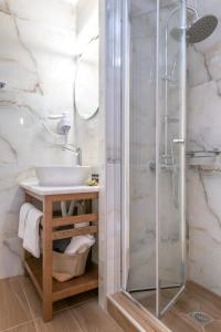 La salle de bains est pourvue d'une douche et d'un lavabo. dans l'établissement ALMIRA Studios Limnos 2, à Mirina