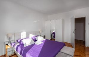 Posteľ alebo postele v izbe v ubytovaní 2 Bedroom Nice Home In Novi Vinodolski