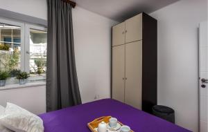 Posteľ alebo postele v izbe v ubytovaní 2 Bedroom Nice Home In Novi Vinodolski