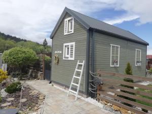 een tiny house met een ladder in een tuin bij Tiny House Olivia in Liptovský Hrádok