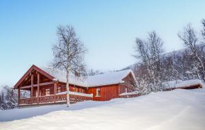 ein Blockhaus im Schnee mit Schnee in der Unterkunft Lovely Home In Geilo With Wifi in Geilo