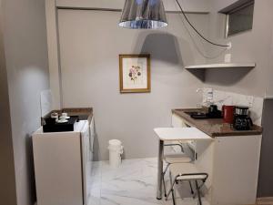 une cuisine avec un comptoir et des tabourets dans une pièce dans l'établissement 15 andar, Studio, Centro, vista incrível, à Porto Alegre