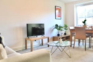 a living room with a tv and a table and a dining room at Stunning Apartment Central London 1 bedroom Zone 1 Kennington, Sleeps 4 - Open for Long Stays and Families Relocating in London