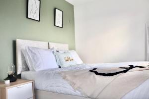 倫敦的住宿－Stunning Apartment Central London 1 bedroom Zone 1 Kennington, Sleeps 4 - Open for Long Stays and Families Relocating，一间卧室配有带白色床单和枕头的床。