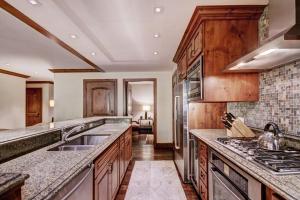 Köök või kööginurk majutusasutuses The Vail Collection at the Ritz Carlton Residences Vail