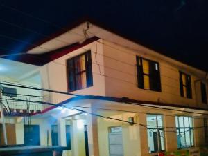 un edificio con una luz azul delante de él en Lake Cottage,Mcleodganj, en McLeod Ganj