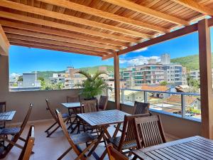 邦比尼亞斯的住宿－Residencial 287 - Localização privilegiada à 5min da praia，设有带桌椅的市景阳台。