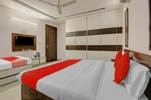 Un ou plusieurs lits dans un hébergement de l'établissement Collection 81027 Soni Inn
