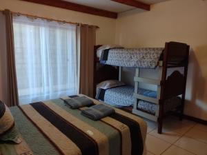 1 dormitorio con litera y 2 almohadas en CASA LLARETA, en San Pedro de Atacama