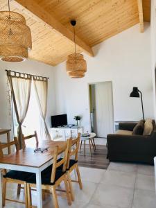 een woonkamer met een tafel en een bank bij Boinot Lodge in Le Château-dʼOléron