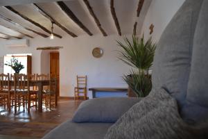 a living room with a couch and a dining room at Casica de los Pastores in Ayora