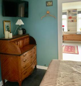 尼克賓法爾斯特的住宿－Spiced Bed&Breakfast，一间卧室配有木制梳妆台和一张床