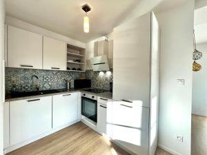 Una cocina o cocineta en Joli T3 sur le port de Bonifacio avec vue mer