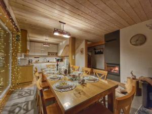 Kuchyň nebo kuchyňský kout v ubytování Nad Zalew dom z basenem letnim, jacuzzi i sauną, jezioro i trasa Velo Czorsztyn w pobliżu