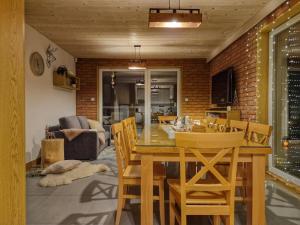 Posezení v ubytování Nad Zalew dom z basenem letnim, jacuzzi i sauną, jezioro i trasa Velo Czorsztyn w pobliżu