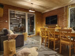 Posezení v ubytování Nad Zalew dom z basenem letnim, jacuzzi i sauną, jezioro i trasa Velo Czorsztyn w pobliżu