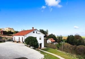 Apartamentos El Camino Resorts في كوبرسيز: البيت الأبيض على جانب الطريق