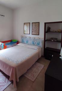 - une chambre avec un grand lit aux accents bleus dans l'établissement L'oasi del relax Arborea, à Arborea