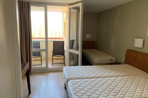 Säng eller sängar i ett rum på 5-person flat with swimming pool tennis court and private parking