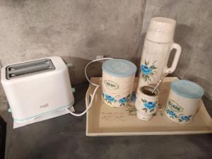 カピージャ・デル・モンテにあるFlor de Lisのトレーにトースターと三杯