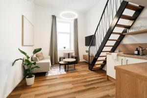 cocina y sala de estar con escalera de caracol en Internesto Brno Station, en Brno