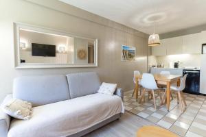 salon z kanapą i stołem w obiekcie Beautiful flat with swimming pool tennis court and free parking 117 w mieście Le Touquet-Paris-Plage