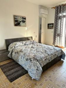 a bedroom with a large bed in a room at Casa Bettina la Maddalena in La Maddalena