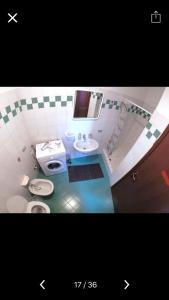 bagno con 2 servizi igienici e lavandino di MyRoom Center Flat a Bergamo