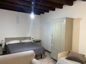 una camera con letto, armadio e divano di MyRoom Center Flat a Bergamo