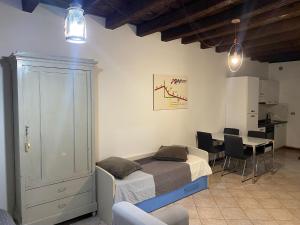 una camera con letto e tavolo con sedie di MyRoom Center Flat a Bergamo