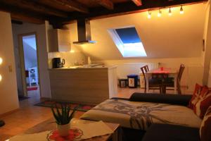 een woonkamer met een bank en een tafel en een keuken bij Sport Rees - Ferienwohnung Anna in Hofsgrund