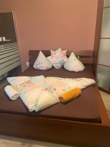 2 camas con mantas y almohadas en Brand New House with beautiful View of Pécs City, en Pécs