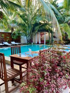 Bazén v ubytování CeZeRe THE PALM HOTEL nebo v jeho okolí