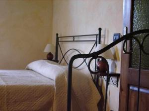 a bedroom with a bed and a window at Agriturismo Al Pagan in Pigna