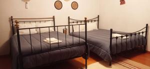 2 camas en un dormitorio con 2 espejos en la pared en Alojamento local Os Maias, en Mirandela