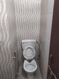 uma casa de banho com um WC branco numa cabina em Hotel sambhodhi palace em Bhopal