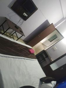 Pokój z łóżkiem i telewizorem na suficie w obiekcie Hotel sambhodhi palace w mieście Bhopal