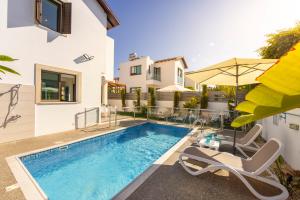 Bazén v ubytování Accomoteleia Blue Villa nebo v jeho okolí