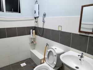 y baño con aseo y lavamanos. en CAMERON JAYA MUSLIM HOMESTAY, en Tanah Rata