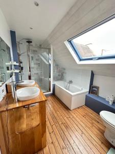 Ein Badezimmer in der Unterkunft Spacieuse maison - Petite mer