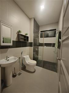 ein Bad mit einem WC, einer Dusche und einem Waschbecken in der Unterkunft Luxury Homestay Bangalow Setia Residen Sitiawan 12pax in Sitiawan